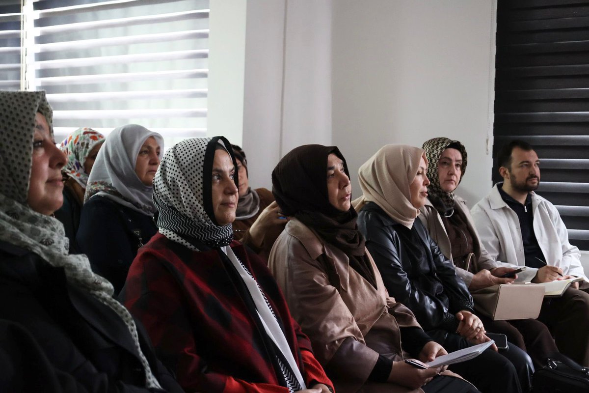 cengizaydogdu_'s tweet photo. Aksaray Ak Teşkilatta dijital okuryazarlık seferberliği…

Kadın kollarımız yine çok hayati bir sorunu değerlendirmeye almış ve bu konudaki sorumluluğunun farkında olarak üzerine düşeni yapmak için kolları sıvamış. 
Başta İl Başkanımız Hamza Aktürk bey olmak üzere Kadın Kolları Başkanımız Sultan Billur’u ve bu güzel işe emek veren bütün teşkilat mensuplarımızı canı gönülden tebrik ediyorum. 
Dijital okuryazarlık konusu önümüzdeki on yıllarda milletimizin her bir ferdinin ve bilhassa anne baba sorumluluğundaki ebeveynlerin temel endişesi olacak gibi görünüyor. Çocuklarımızı internet heyulalarının eline bırakmamak çok hayati bir konu Bu konuda alınacak her türlü ön tedbirin milletimizin bekası ile ilgili olduğunun farkında olarak Aksaray AK PARTİ il kadın kolları Başkanlığını hasseten tebrik ediyorum.