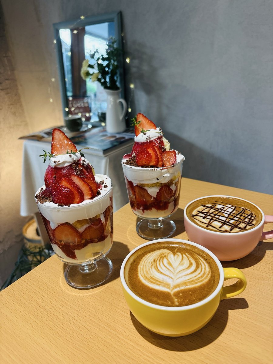 Ha_yu0807's tweet photo. 寒いからお家ピクニック（？）して夜カフェ☕️💓
最高なGWの始まり！
明日は子どもたち連れてどこ行こうかな〜 https://t.co/AJPDQa1AGJ