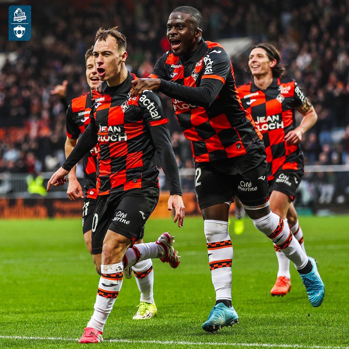 Footballogue's tweet photo. Franchement, le FC Lorient cette saison 𝗖'𝗘𝗦𝗧 𝗙𝗢𝗥𝗧 !!! 🐟🧡

👉 Contre le Top 7 de Ligue 1 :

▫️ vs PSG
➖ 1-1
➖ 2-2

▫️ vs RC Lens
❌ 3-0
✅ 2-1

▫️ vs OL
✅ 1-0
❌ 0-2

▫️vs LOSC
❌ 7-1
➖ 1-1

▫️ VS Rennes
✅ 4-0
✅ 0-2

▫️ vs OM
❌ 0-4
✅2-0

▫️ vs AS Monaco 
✅ 3-1
✅ 1-3

Ça bosse vraiment bien ! 👏