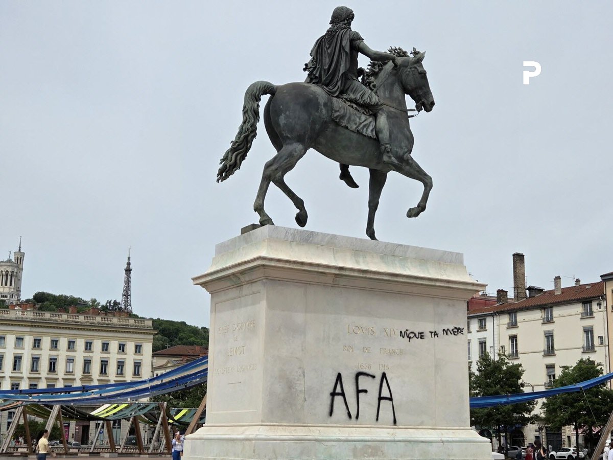 leprogreslyon's tweet image. La statue de la place #Bellecour une nouvelle fois taguée, ce vendredi, après la #manifestation du 1er-Mai #Lyon
➡️ c.leprogres.fr/faits-divers-j…