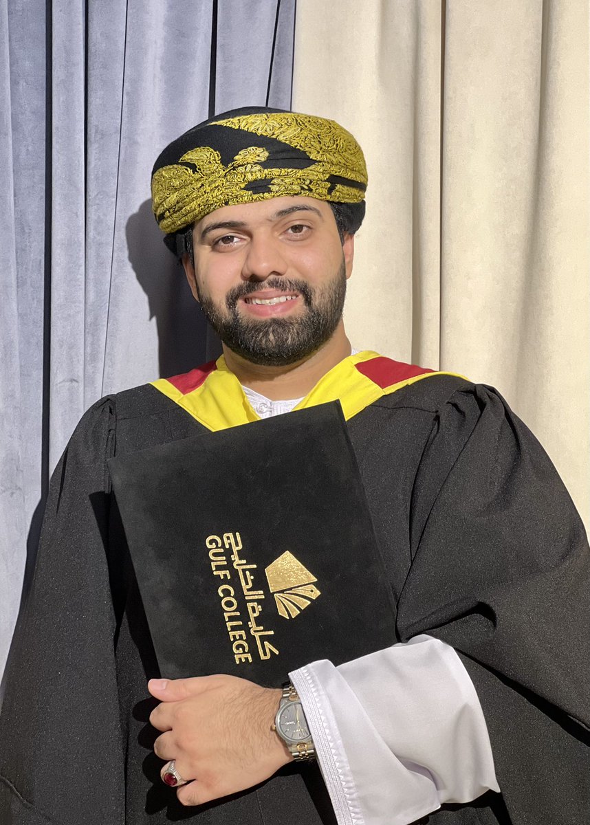 aljassimbalushi's tweet image. في هذا اليوم المميّز، أختتم فصلًا مهمًا من مسيرتي الأكاديمية، بعد سنواتٍ من الجدّ والاجتهاد. رحلةٌ لم تكن سهلة، لكنها كانت مليئة بالخبرات التي صنعت مني ما أنا عليه اليوم. الشكر لكل من ساندني، والقادم بإذن الله أجمل.
. @GulfCollege @cardiffmet 
  #bachelor #graduation 🎓
27-4-2026