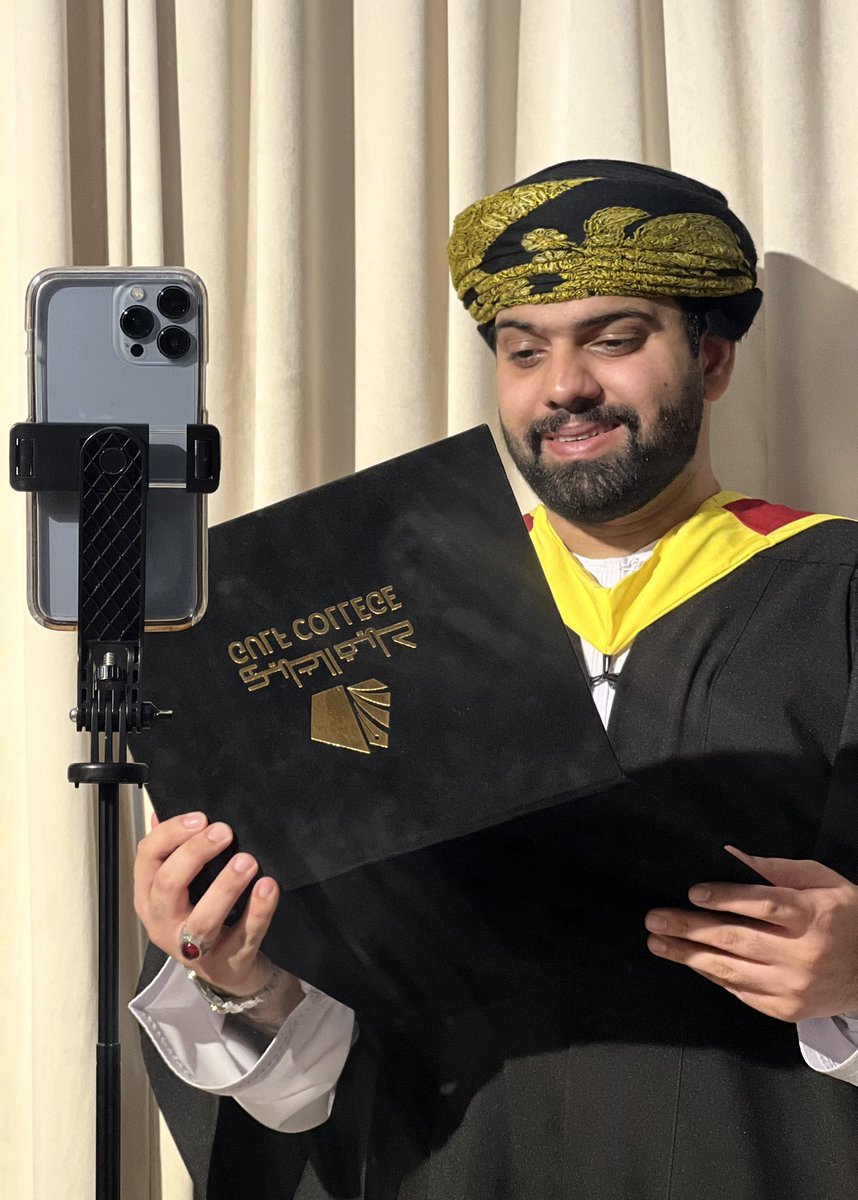 aljassimbalushi's tweet image. في هذا اليوم المميّز، أختتم فصلًا مهمًا من مسيرتي الأكاديمية، بعد سنواتٍ من الجدّ والاجتهاد. رحلةٌ لم تكن سهلة، لكنها كانت مليئة بالخبرات التي صنعت مني ما أنا عليه اليوم. الشكر لكل من ساندني، والقادم بإذن الله أجمل.
. @GulfCollege @cardiffmet 
  #bachelor #graduation 🎓
27-4-2026
