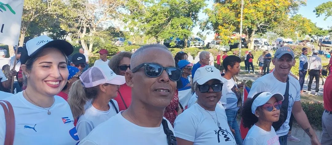 CPCC_Holguin's tweet photo. “La Patria se Defiende”

 #SomosCulturaHolguin #CubaEsCultura #YoSoyInstructorDeArte #HolguínSí #HonorHolguinero
#LaPatriaseDefiende #Vivael1erodeMayo https://t.co/zs6mhNQ7Mb