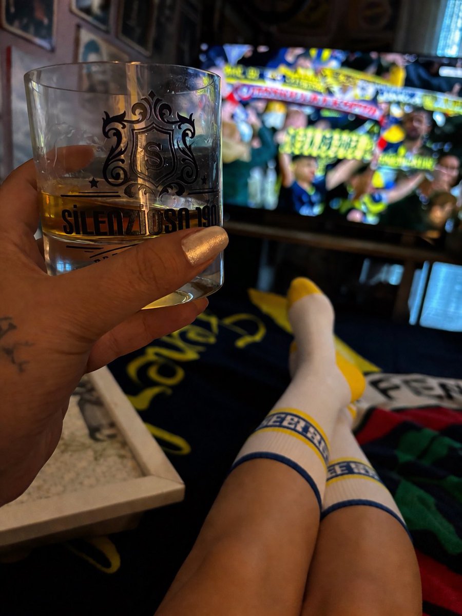 silenziosoo's tweet image. Seni izlemekten vazgeçememki 💛💙🥃🚬
#FenerinMaçıVar