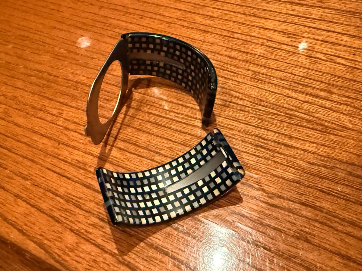 _riow_'s tweet photo. 3年使ってたApple Watchのバングルが折れてしまったので補償期間すぎてるけどダメ元で修理を頼んだら1/3ほどの値段で直してくれると嬉しいお言葉☺️
嬉しすぎて新色買ったわ⌚️
#エアバングル https://t.co/IwhjCjkR7N