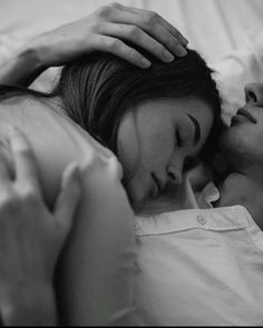 "No debería pero me gusta lo que siento cuando me tiene entre sus brazos "... 🖤