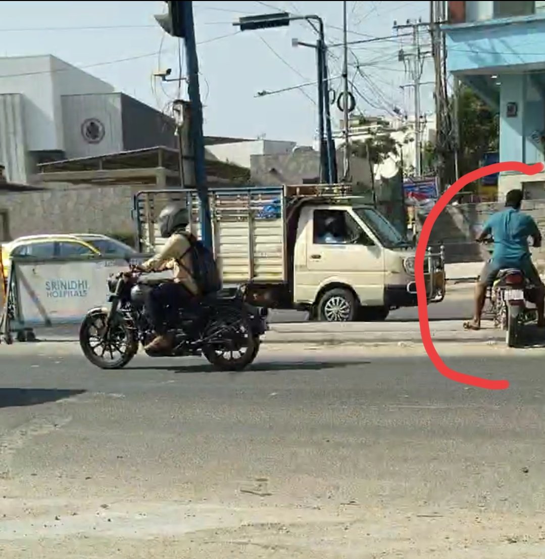kktsmedia's tweet image. @CYBTRAFFIC
@GHMCOnline
This median's low height is very helpful to overcross for violators 
@. #USCGHyderabad , Gowlidoddy 
#MySpaceHyd
#RoadSafety
@TOIHyderabad