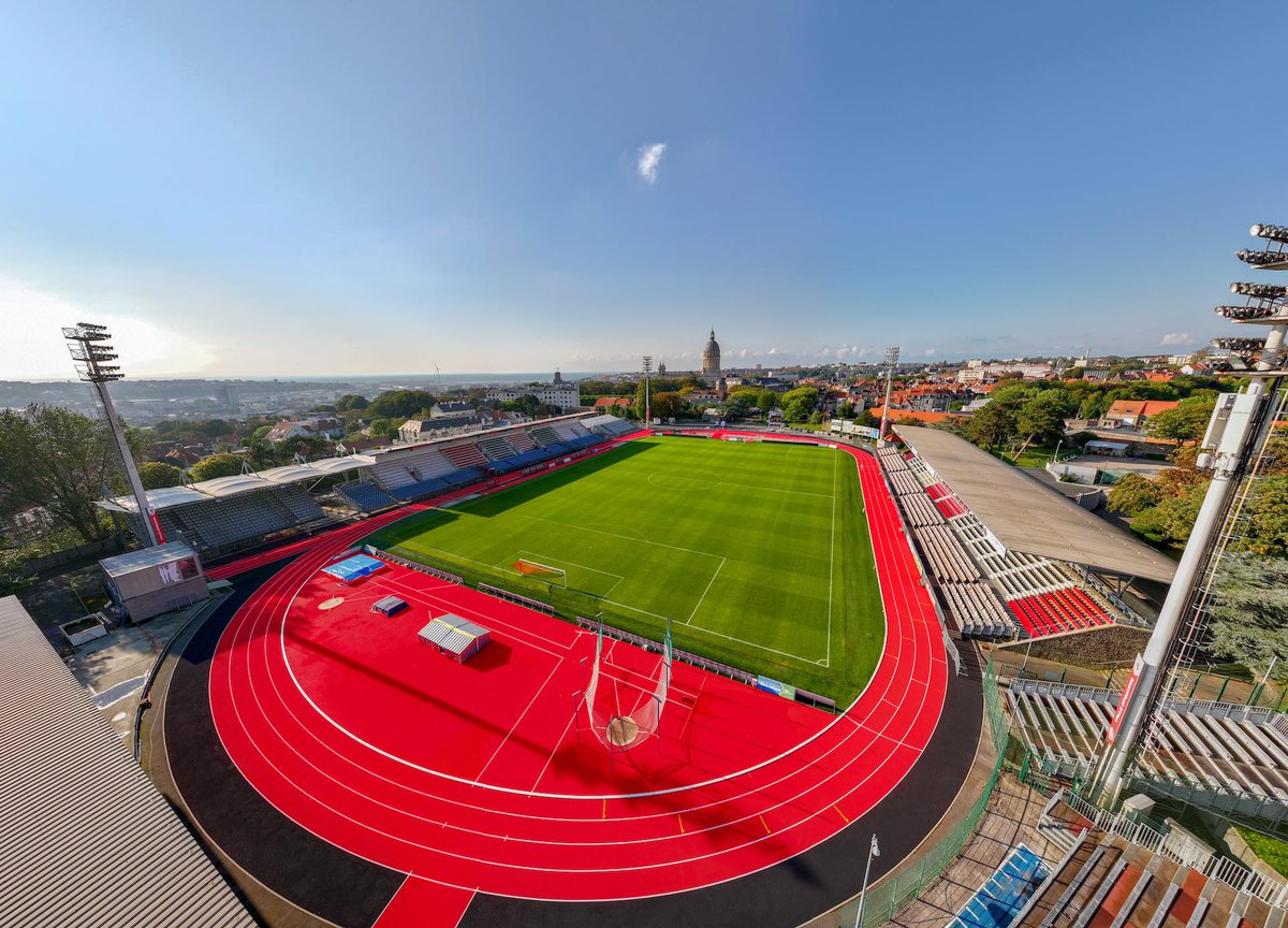 Permítanme presentarles el grande y magnífico Stade de la Libération en Boulogne-sur-Mer, una obra maestra arquitectónica para un club profesional francés de segunda division