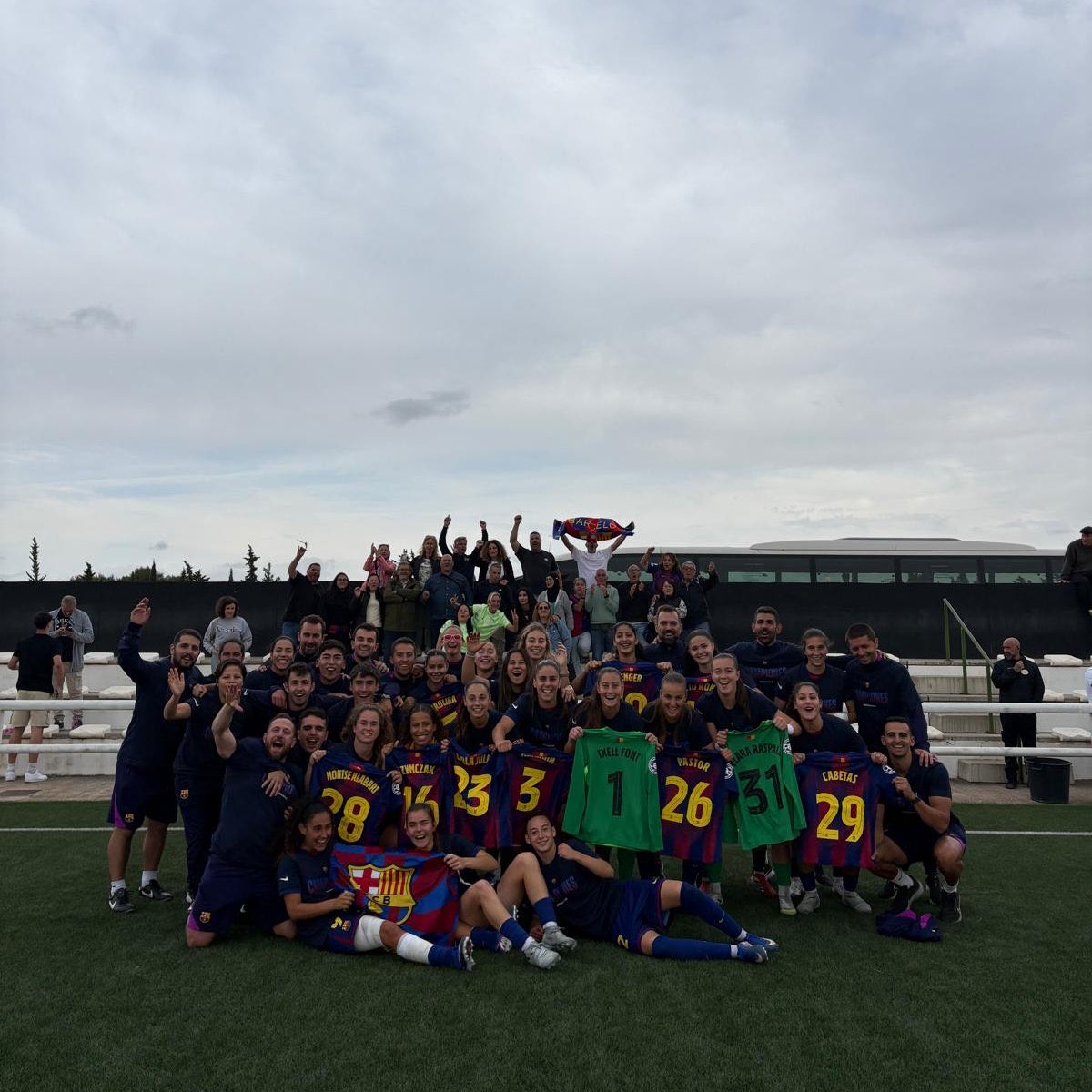 EntrenadorRFEF's tweet photo. 💥 Óscar Belis conquista el campeonato de 🏆 #PrimeraFederaciónIberdrola con el @FCBfemeni B

Enhorabuena, míster 👏👏👏

#EntrenadoresRFEF https://t.co/qaw7UV8pFk