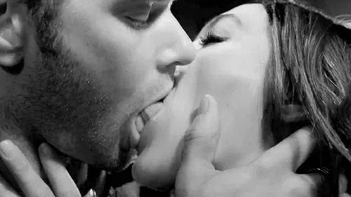 Rodri_Grr10's tweet image. Tus labios rojos 
Son capaces de 
Callar mis deseos más profundos 
Me llevas a la cama con tus dulces y ricos besos mí amor...💋🫦🔥✍🏻
#Beso
#Amor
#TuPoesia