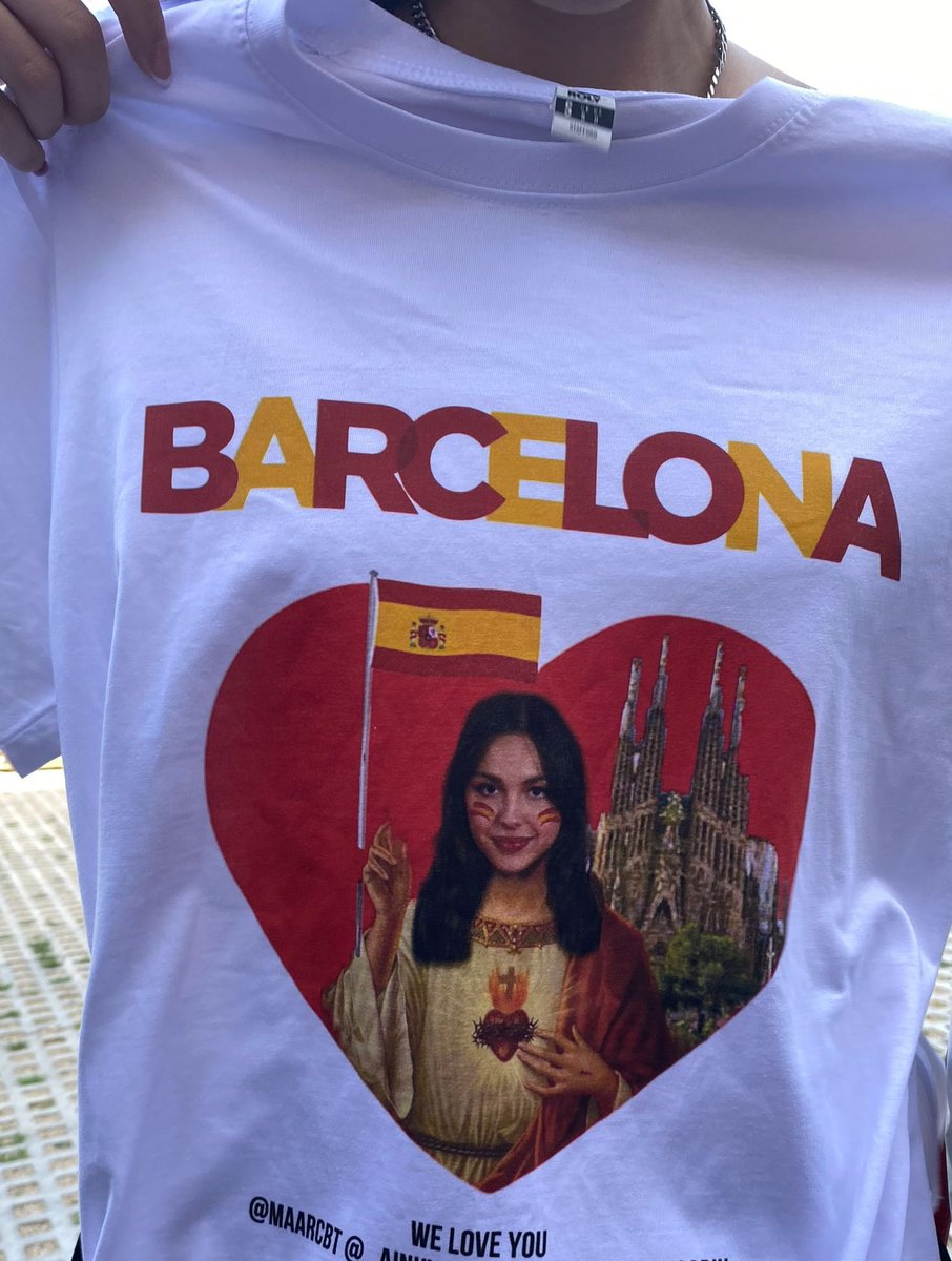 peronopasanaa's tweet photo. help!! mi amigo está buscando como poder ir al concierto de olivia el 8 de mayo en barcelona. es fan suya desde pequeño. y además, la mítica camiseta de bcn es suya!

si no vais o no tenéis acompañante y queréis aseguraros que quien vaya sea fan, escribidme y os pongo en contacto https://t.co/s7UZ4Jltqo