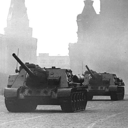 Tank_Archives's tweet image. All vehicles on the T-34 chassis had a 100 mm thick beam welded between the upper and lower front plates. #OTD in 1945 SU-100s transitioned to welding the upper front plate to the lower directly, with no beam. The same feature is seen on late T-34-85s. #tanks #history #WW2 #WWII