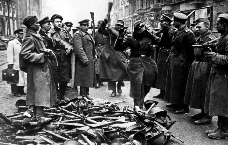 Tank_Archives's tweet image. #OTD in 1945 the commander of the defenders of Berlin General of Artillery Weidling issues an order: "Every hour you fight prolongs the terrible suffering of the civilians and our wounded... I demand you stop fighting at once". The German capital has fallen. #history #WW2 #WWII