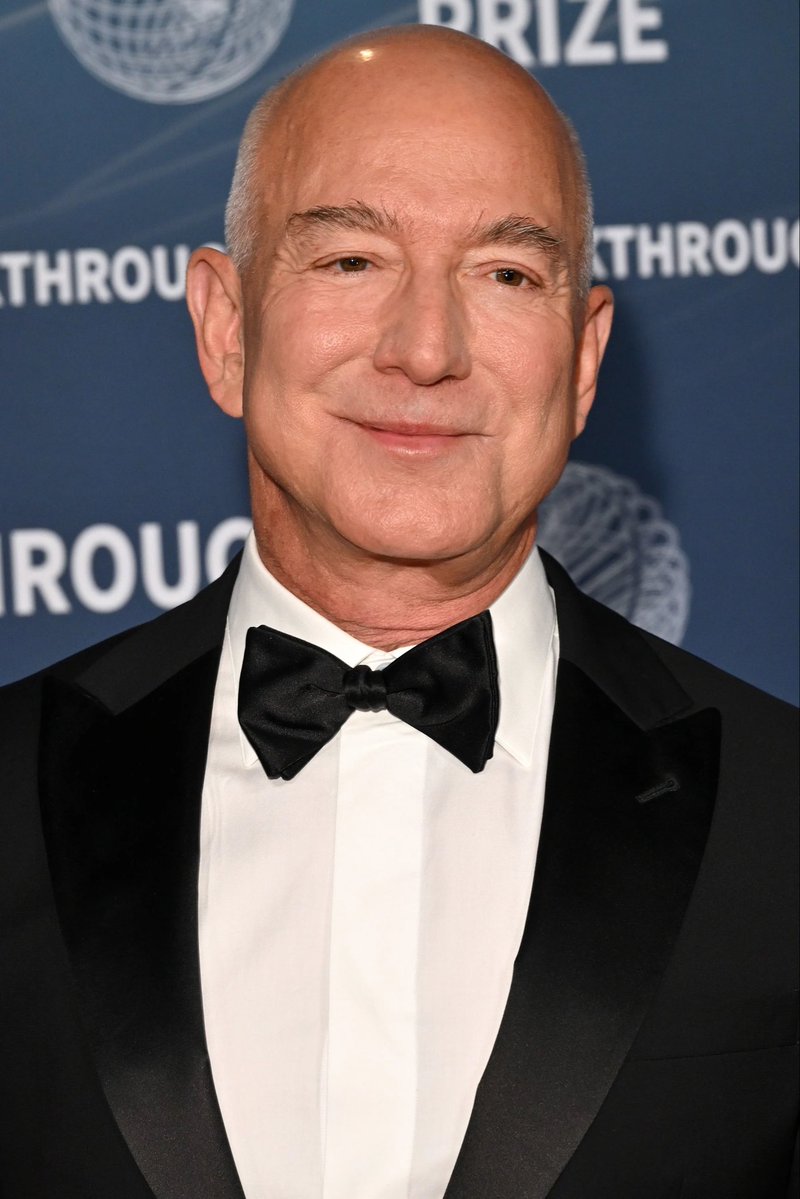 Debrouillards's tweet image. 📦 Jeff Bezos a quitté Wall Street pour lancer Amazon en 1994, passant d’un poste stable à une startup risquée devenue leader mondial du e-commerce.

#JeffBezos #Amazon #Business #Startup

👉 Abonne-toi pour devenir un débrouillard
