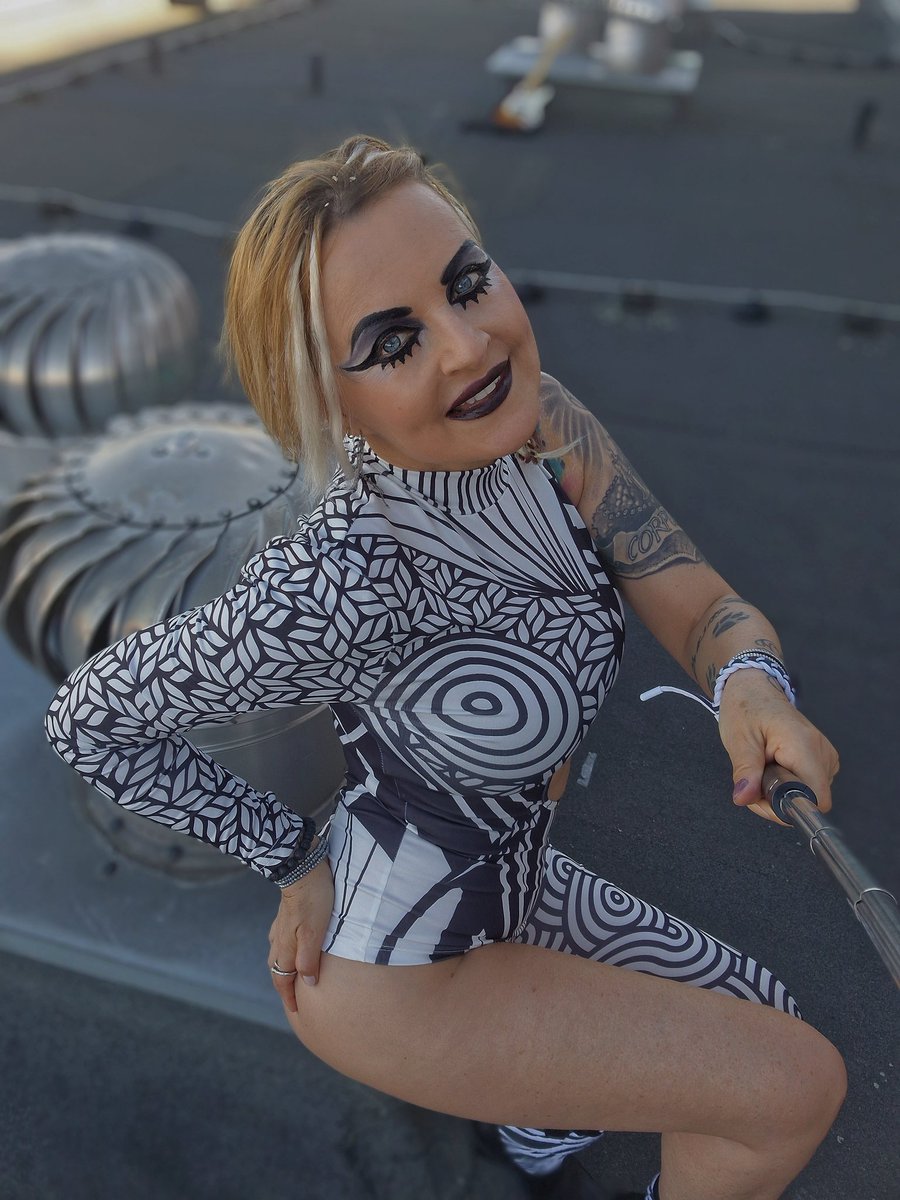 OlivieZizkova's tweet image. New song "Do You Think This Is Fine? "  #song #video 🎬 #oliviezizkova