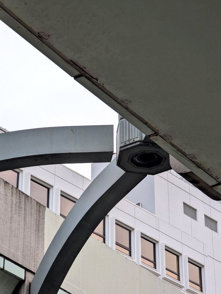 偶然に日本橋を通ることになったので、そこにある道路origin標（高速道路 floating edtion）が片方浮いてるという tweet を見かけたので確認してみたらマジすげー片方浮いてたマジ