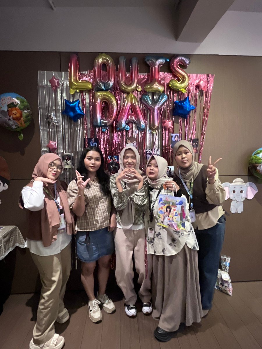jichangminshine's tweet photo. Hari ini temanya bersosialisasi max

Thank you guys hari ini seru bgt nanti ketemu lagiii yaa canci imutkuuu🍀🫶🏻
@chachabitboi @twiknletoes @whatsryul @rotisokelat @_byeongalien_ @ravcixd @louisvocl @verslouism satu lagi apaya akunnya...😭🙏🏻 https://t.co/ljiUNBiCRQ