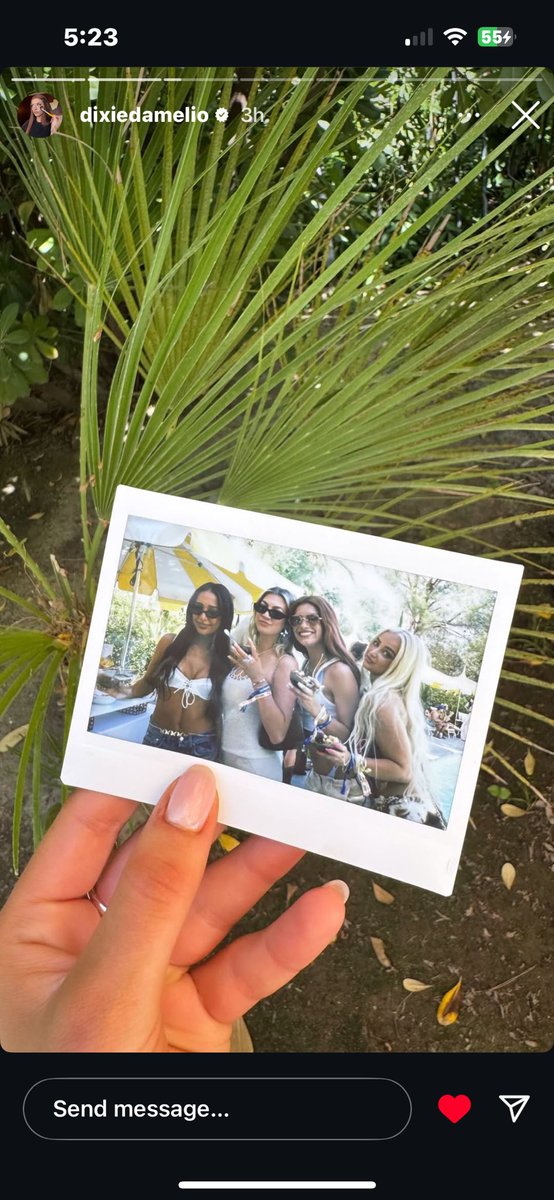 adoreevals's tweet photo. past dixie’s photosss || #dixiedamelio #rares https://t.co/GcYzmOT0ye