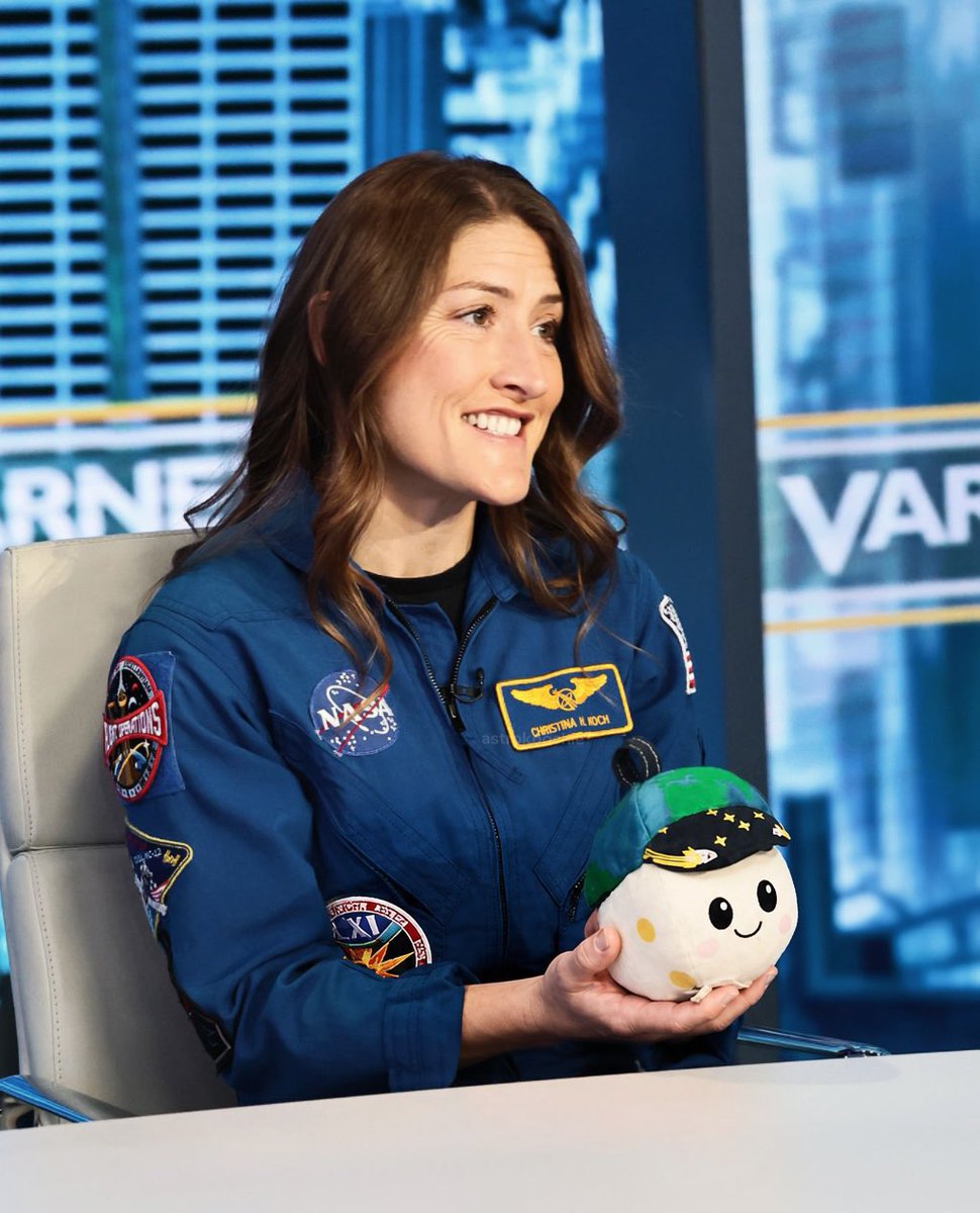 Sinisterfvdehq's tweet photo. Christina Koch and her Little baby Rise https://t.co/UwdR2cJCvF