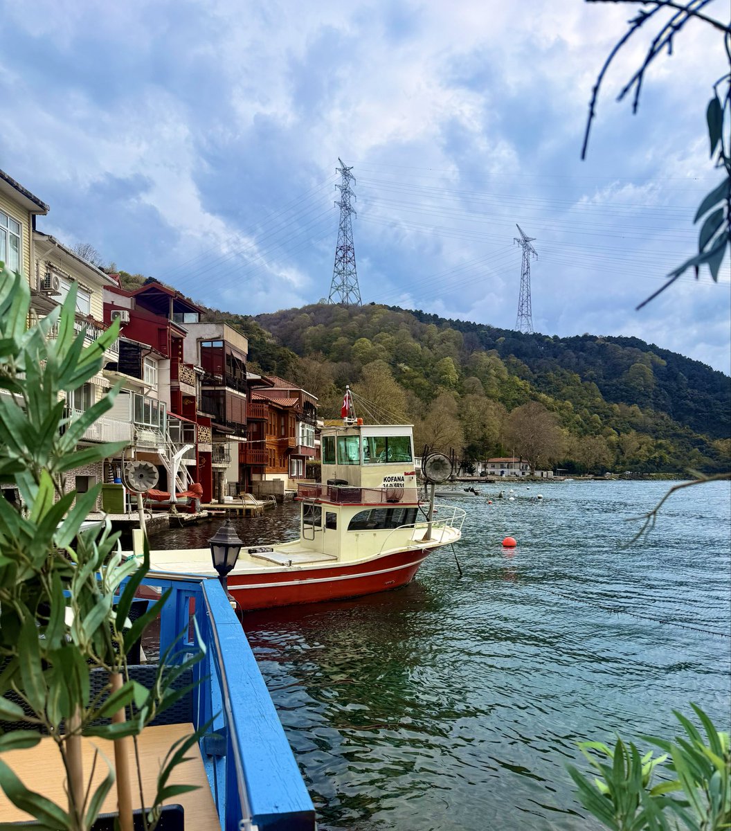Bir vapur yanaşır iskeleye, içinde binlerce hikaye..." Sarıyer iskelesinin o renkli camlarından süzülen gün ışığı, İstanbul’un ne kadar özel olduğunun kanıtı gibi. Özlüyorum bu şehri, bu dokuyu. 🌊🥨
Sarıyer’den Anadolu Kavağı’na Şehr-i İstanbul…