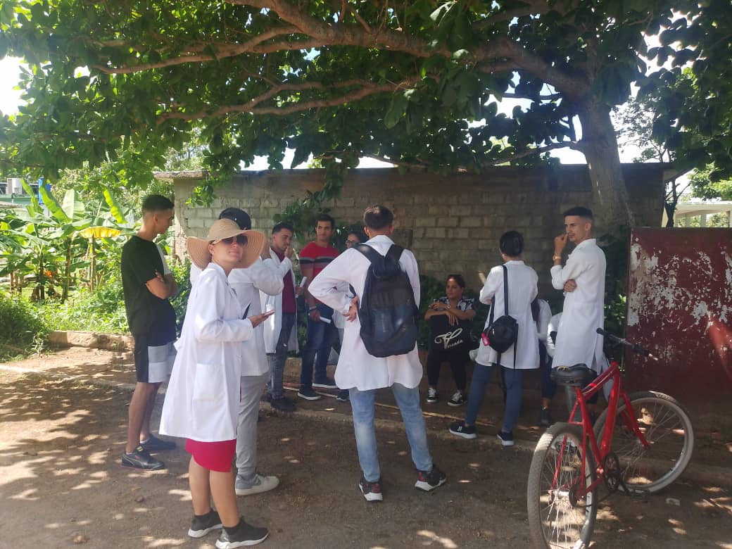 Otra vez Mangos de Roque en Mantua, #PinardelRio, es testigo de recibimiento y despedidas.
Se reemplaza la brigada médica de refuerzo que desde enero y de manera ininterrumpida ha ido a trabajar allí como apoyo al sistema de salud mantuano..
#CubaPorLaVida
