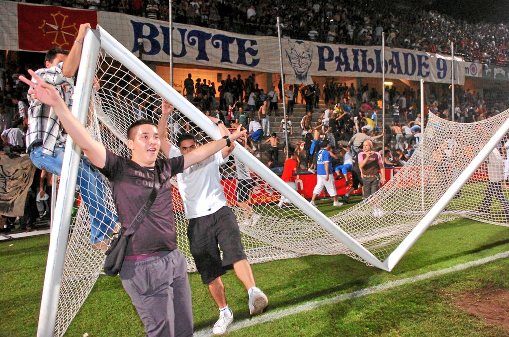 B_Queneutte's tweet photo. Le plus joyeux anniversaire possible à la Butte Paillade ! Définitivement l'une des plus belles tribunes ultras de France. Fantastique cette saison, encore, à l'extérieur comme à la Mosson. Longue vie #Montpellier #TeamMHSC #Ultras https://t.co/KIOHM8f7kY