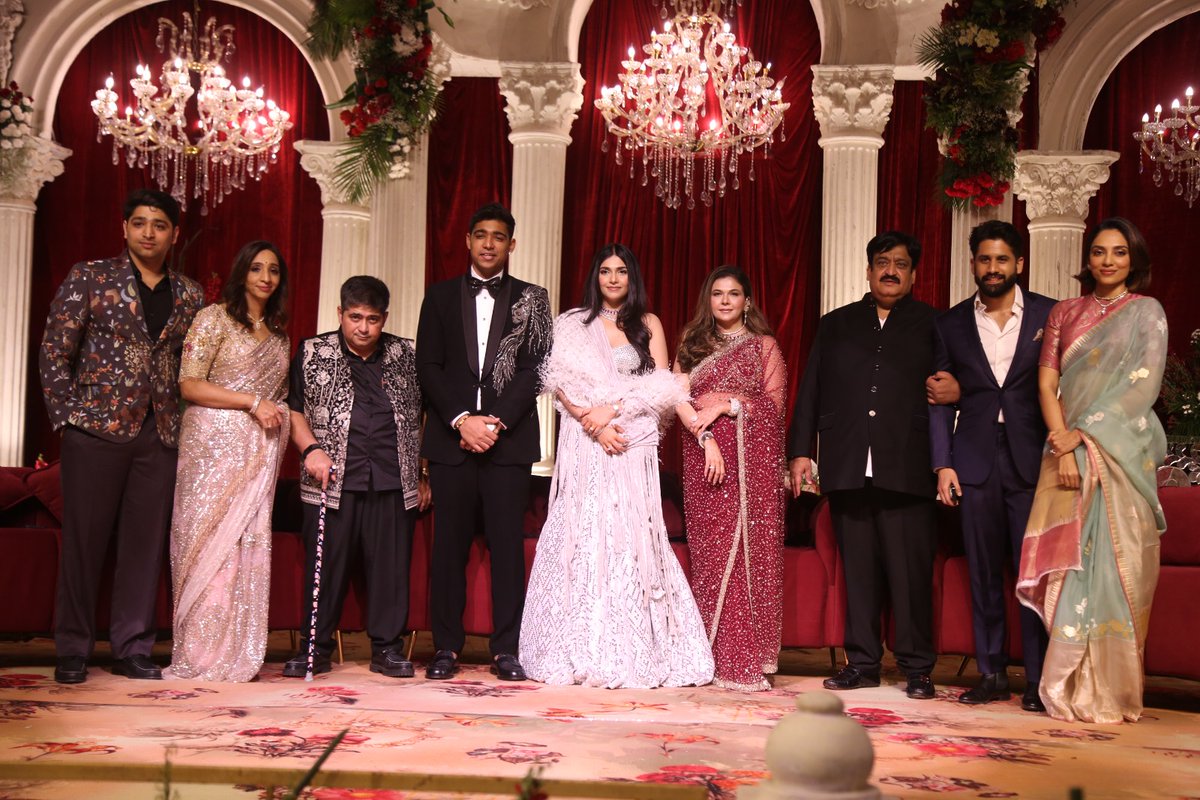 shreyasgroup's tweet image. King #Nagarjuna garu and Yuvasamrat
@chay_akkineni, accompanied by their family, graced
@AsianSuniel’s daughter Simran’s wedding reception.

#SimranKrish #ShreyasMedia #ShreyasGroup