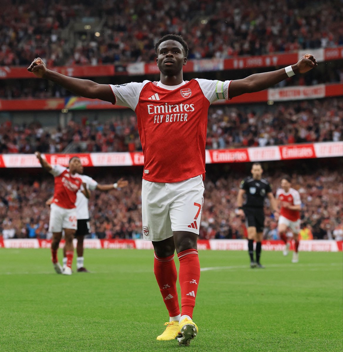 pabloespinosa11's tweet photo. A veces el fútbol es mucho más simple de lo que creemos. Los talentos diferenciales marcan el ritmo del partido y Bukayo Saka no solo lo es, sino que es el único crack que tiene el equipo Gunner en banda. https://t.co/FT6BdDGAUo