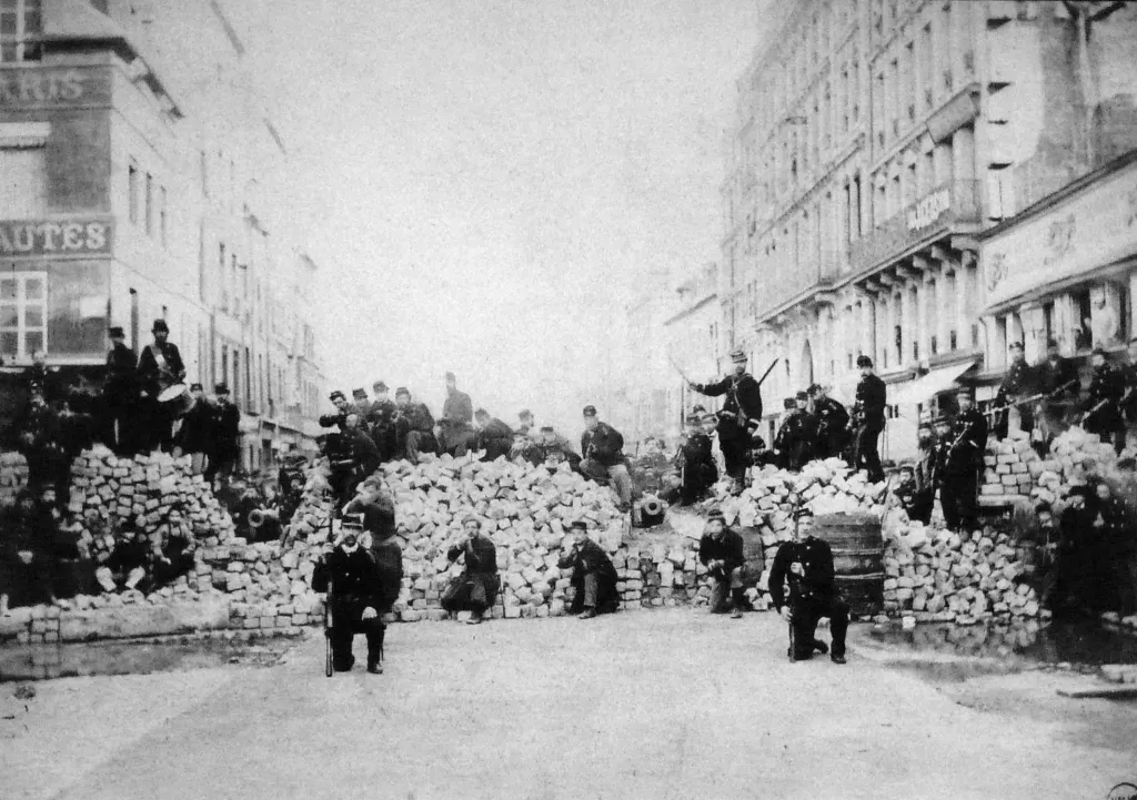 Bilan militaire de la campagne de 1871 à l’intérieur : la Commune de Paris
La répression qui suivit la Commune fut féroce et provoqua aussi la dissolution de la Garde Nationale le 25 août 1871. L’expérience de la Commune reste encore à ce jour une référence historique importante,