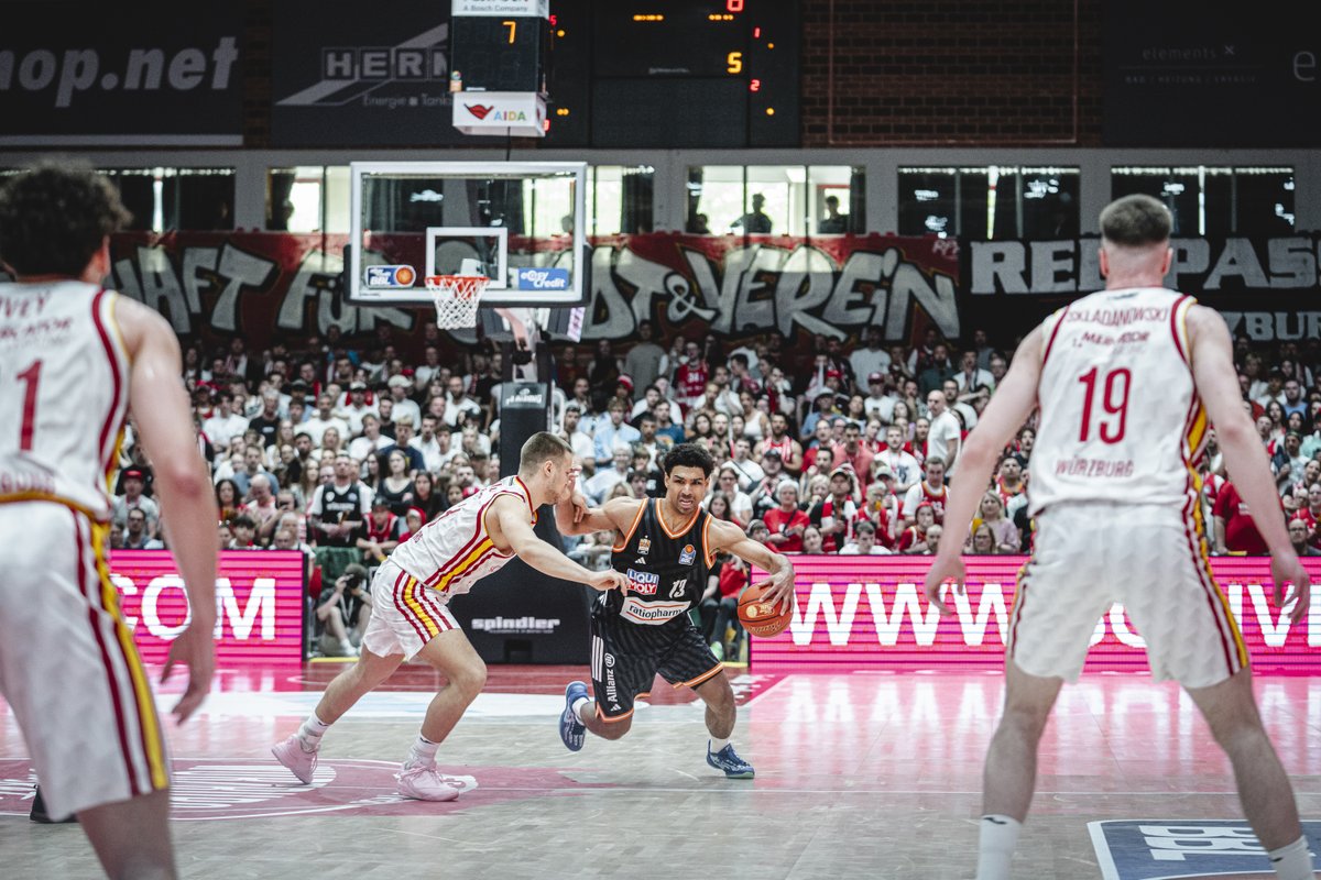 ratiopharmulm's tweet image. Halbzeit ⏸️

Mit einem Zwischenstand von 49:48 geht's in die Pause.

#uuulmer #weareone | 📷 Moritz Hartmann