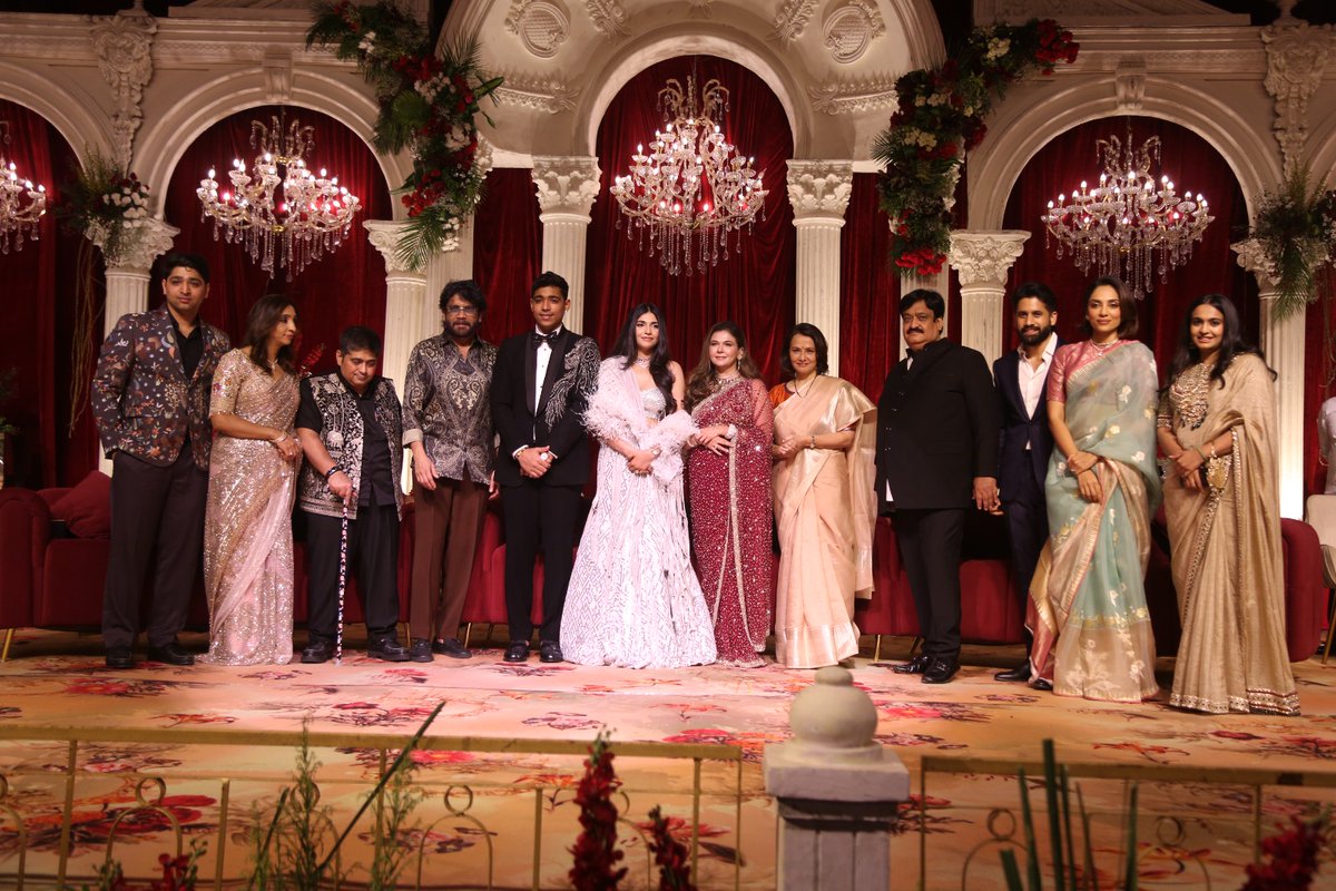 SureshPRO_'s tweet image. King #Nagarjuna and #NagaChaitanya, accompanied by their family, graced Asian Suniel’s daughter Simran’s wedding reception.