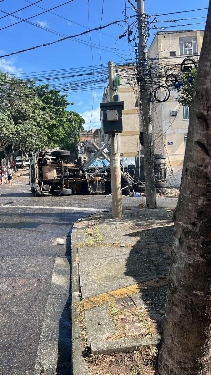 OperacoesRio's tweet photo. CACHAMBI | ACIDENTE NA RUA VAZ DE CAMINHA

Uma faixa da via da Zona Norte está interditada, na altura da Rua Silveira Lobo, devido a um acidente com um caminhão. Poste tombado na via. Subprefeitura e Bombeiro no local. Guarda Municipal, Rioluz, Light e PM acionadas

Cruzamento das duas vias interditado. Desvio para a Rua Miguel Cervantes.

Trânsito sem retenção.

#CORInforma
#ZonaNorte