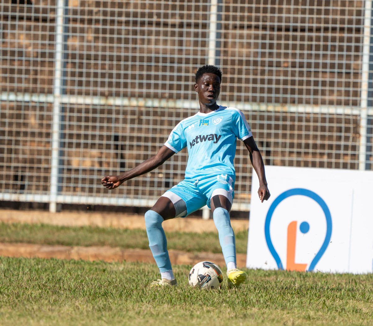 Silver_Strikers's tweet photo. A debut worth remembering!🔥 

Lumbani Nyondo stepped onto the stage for the first time and announced himself in style with confidence, composure, and quality. 

Here’s to many more moments in Silver Strikers colours. 

Shapaa Ma Banker!

🎶Tiadode Tiadode tikamaliza tiaphode, pamapeto akhale ma Banker!!🎶

#SilverStrikersFC #TheCentralBankers #AgonaNtown #UmodziUmodzi #HallaMaBanker  #LuthandoHoldings #CPInvestments #BlueWaves #Pinnacle #Betway