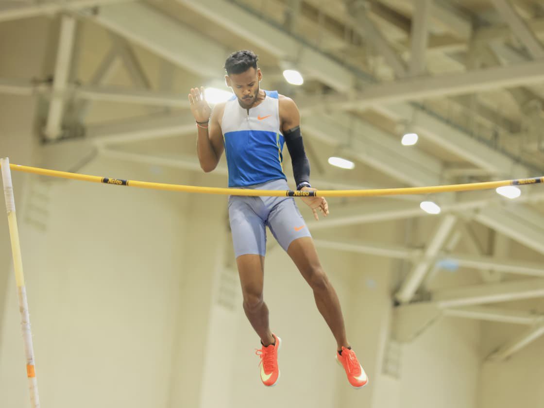 IIS_Vijayanagar's tweet image. It's a bird? Is it a plane? Nah, that's just Kuldeep Kumar flying and breaking records. 🦅

Wrapping up a memorable day at the Indian Indoor Open in Bhubaneswar. 

🎥: @afiindia 

#TeamIIS #NationalRecord #Athletics #IndianSports #CraftingVictories 🇮🇳