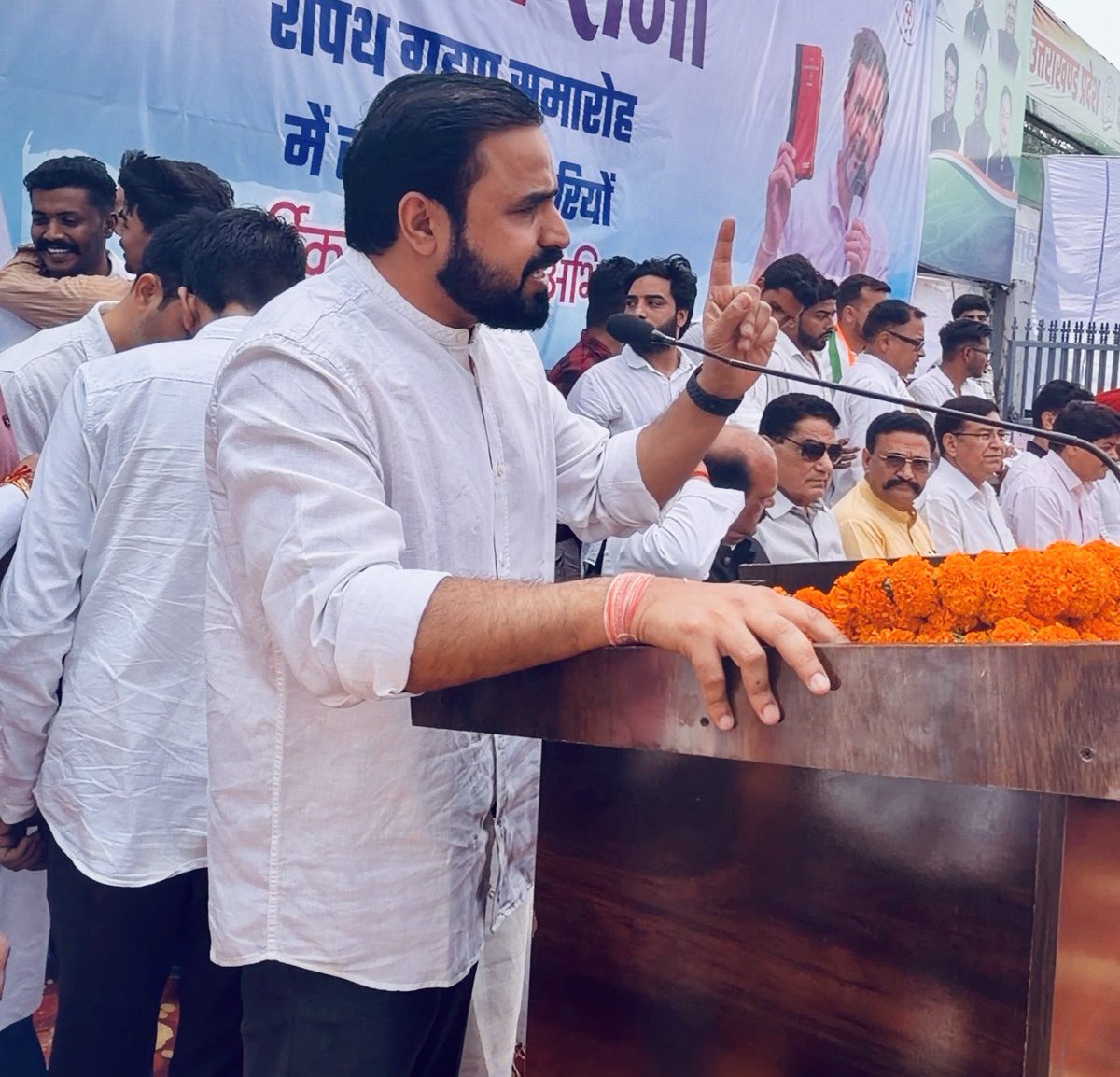 vbwalia's tweet photo. आज उत्तराखंड युवा कांग्रेस के नव निर्वाचित प्रदेश अध्यक्ष भाई विशाल भोजक का शपथ ग्रहण समारोह ऐतिहासिक रहा। सभी को सफल कार्यक्रम की बधाई। विशेष तौर पर हौसला अफ़ज़ाई के लिए आए युवा कांग्रेस के राष्ट्रीय अध्यक्ष भाई उदय भानु चिब जी, प्रदेश कांग्रेस के अध्यक्ष गणेश गोदियाल जी, प्रीतम सिंह जी, हरीश रावत जी, क़ाज़ी निज़ामुद्दीन जी, डॉ हरक सिंह रावत जी, गुरदीप सप्पल जी, प्रकाश जोशी जी, सुरभि द्विवेदी जी, श्रीकृष्ण हरि जी, सुमित्तर भुल्लर जी, पम्मी जी, हरनीत जी आदि सभी का बहुत बहुत आभार। 

यदि उत्तराखंड युवा कांग्रेस के कार्यकर्ताओं ने ठान लिया कि प्रदेश की सरकार को उखाड़ फेंकना है तो राज्य में कांग्रेस को वापस आने से कोई नहीं रोक सकता। मुझे उम्मीद है कि राज्य के बेरोजगारों की लड़ाई विशाल भाई के नेतृत्व में एक एक कार्यकर्ता लड़ेगा।
