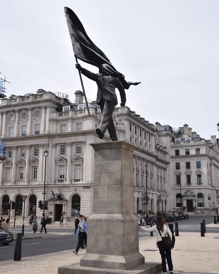 stevozone4_'s tweet photo. New Banksy piece in London is absolutely brilliant https://t.co/9tVHbB93D5