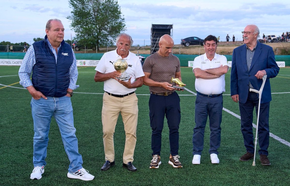 JMMovilla's tweet photo. Encantado de volver un año más  @FutbolAlalpardo al
Torneo de Fútbol Cadete V. del Bosque. Enhorabuena al @Atleti ,  por su triunfo, a la organización del Torneo y al Alcalde de la localidad porque como cada año ha vuelto a ser un éxito. Gracias también a Vicente del Bosque  por su apoyo incondicional al fútbol.