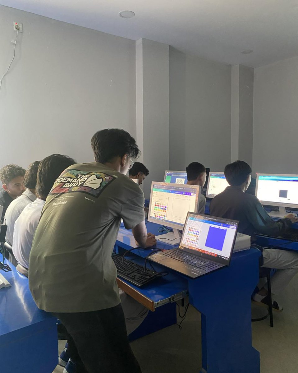 Inovexmediatech's tweet photo. Day 1 of our 5-day 𝐆𝐫𝐚𝐩𝐡𝐢𝐜 𝐃𝐞𝐬𝐢𝐠𝐧 &amp; 𝐀𝐈 𝐏𝐫𝐨𝐦𝐩𝐭 𝐄𝐧𝐠𝐢𝐧𝐞𝐞𝐫𝐢𝐧𝐠 𝐖𝐨𝐫𝐤𝐬𝐡𝐨𝐩 𝐚𝐭 𝐏𝐚𝐫𝐚𝐦𝐨𝐮𝐧𝐭 𝐁𝐨𝐚𝐫𝐝𝐢𝐧𝐠 𝐇𝐢𝐠𝐡𝐞𝐫 𝐒𝐞𝐜𝐨𝐧𝐝𝐚𝐫𝐲 𝐒𝐜𝐡𝐨𝐨𝐥 is officially in the books! We spent the day diving into the fundamentals. https://t.co/tqcHFWagQh