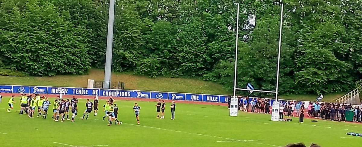 Nicolas_Saut's tweet photo. 🏉📢 L'ambiance monte à la fan zone du @RCME91 ! 🔥En place pour le barrage de Nationale face @NarbonneRI ! Goooo les 🔵⚫! 💪
@CDEssonne @LIFRugby #StadeJulesLadoumėgue https://t.co/rXMZlntH5g