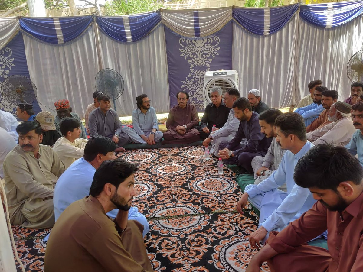 MushtaqueThari's tweet photo. محترم لیاقت علی شاہانی صاحب (صوبائی جنرل سیکریٹری کلچرل ونگ سندھ)،
محترم عبدالغنی گوپانگ صاحب (رابطہ سیکریٹری کلچرل ونگ سندھ)،
اور ڈویژنل صدر کلچرل ونگ شہید بینظیر آباد محترم نثار وسّان صاحب سرہندی ہاؤس تشریف لائے۔
@LiaquatShahani_ @PirMuzamil https://t.co/1zFuuW3GR0