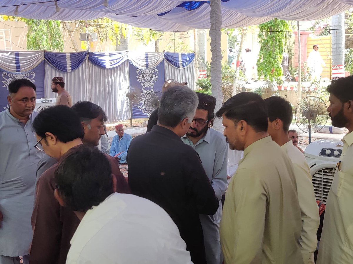 MushtaqueThari's tweet photo. محترم لیاقت علی شاہانی صاحب (صوبائی جنرل سیکریٹری کلچرل ونگ سندھ)،
محترم عبدالغنی گوپانگ صاحب (رابطہ سیکریٹری کلچرل ونگ سندھ)،
اور ڈویژنل صدر کلچرل ونگ شہید بینظیر آباد محترم نثار وسّان صاحب سرہندی ہاؤس تشریف لائے۔
@LiaquatShahani_ @PirMuzamil https://t.co/1zFuuW3GR0