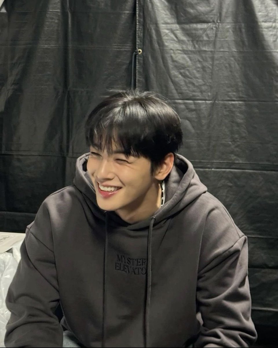 larchlighthood's tweet photo. describing myself with kpop idols 𑣲⋆｡˚

- age (2000)
- height (162cm)
- zodiac sign (gemini)
- mbti (intj) https://t.co/CTjocOWKqI