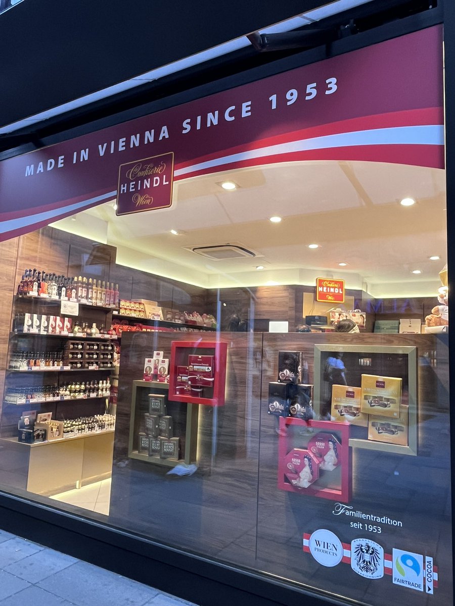 kijimnah's tweet photo. 昔もらって美味しくて感動したハインドルのチョコレート！！本場で山盛り買えた！！日本でなかなか見かけないんだよな https://t.co/zHJXVkcjzv