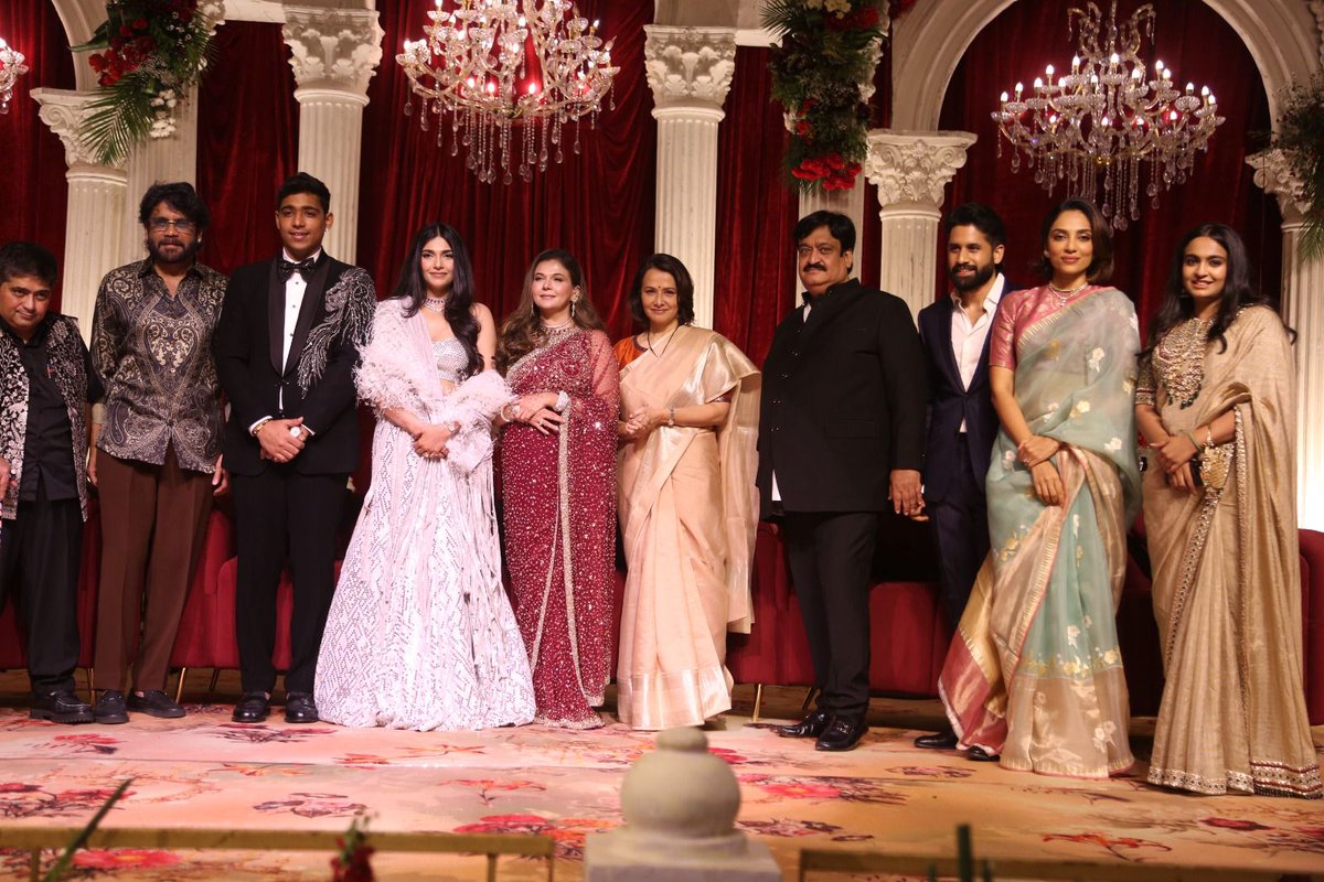 tupaki_official's tweet image. #Nagarjuna &amp;amp; #NagaChaitanya, along with their family, attended Suniel Narang’s daughter Simran Narang’s reception.

#NagarjunaAkkineni #Tollywood #Tupaki 

Follow 👉 @tupaki_official