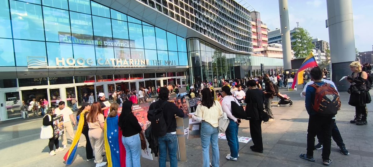 NGFoundationNL's tweet photo. Hoy, Utrecht alzó la voz.

Voluntarios de nuestra organización, Foundation NewGeneration, se reunieron en la ciudad de Utrecht para denunciar la persistencia de la dictadura chavista en Venezuela y exigir, sin matices ni excusas, la liberación inmediata de todos los presos políticos.

Mientras el mundo mira hacia otro lado, cientos de venezolanos continúan privados de libertad por pensar distinto, por alzar la voz, por defender la democracia. A pesar de algunas liberaciones recientes, muchos siguen encarcelados en condiciones injustas, y las protestas dentro y fuera del país no han cesado  .

No es solo una causa venezolana.
Es una causa humana.

Hoy, desde Europa, reafirmamos lo que nunca debe olvidarse:
la libertad no se negocia, se defiende.

Seguiremos. Sin descanso. Sin miedo.

#VenezuelaLibre #PresosPolíticos #Democracia #DerechosHumanos