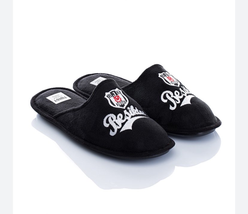 fatmacolbann's tweet photo. geçen bi mağazada buna benzer bir ev terliği gördük ve alalım mı diye sordum eşimin cevabı “Beşiktaş’ı çok severim ama Türk bayrağı ayakta olamaz “ oldu o an sevdiğini düşünerek teklif etmiştim, yaklaşımı çok güzel keşke sizde de olsaydı @GalatasaraySK @Besiktas @Fenerbahce https://t.co/2QIQPAG0MS