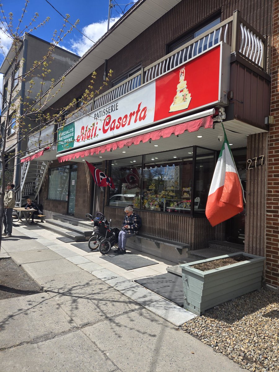 tommyboxeo's tweet image. Who loves cannoli??
I went to an Italian 🇮🇹 bakery today!
#Italian #bakery #cannoli #Montreal