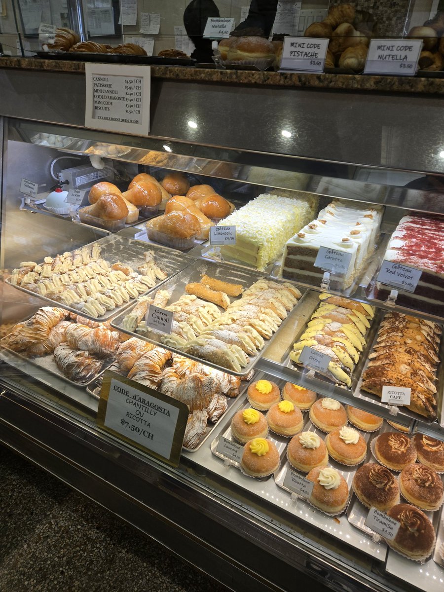 tommyboxeo's tweet image. Who loves cannoli??
I went to an Italian 🇮🇹 bakery today!
#Italian #bakery #cannoli #Montreal