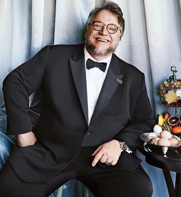 SWEchoes's tweet photo. Guillermo del Toro est remercié au générique de ‘THE MANDALORIAN AND GROGU’ !

Il a fait des suggestions sur les Hutts présents dans le film et a travaillé sur des modèles 3D chez lui. Jon Favreau lui a également montré des extraits et Del Toro a ensuite proposé plusieurs idées notamment sur les créatures.

(via https://t.co/Dt5M1igRQP)