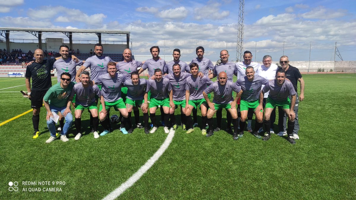 Idoble00's tweet photo. Gran día pase ayer con estos grandes futbolistas y personas en un partido homenaje a un jugador local  en San Vicente de Alcántara gracias a todos @VeteranosDe 🔝 https://t.co/IQof0BO5tM